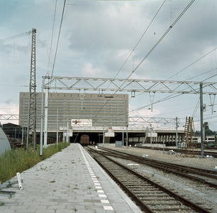 800035 Gezicht op het in aanbouw zijnde N.S.-station Den Haag C.S. te Den Haag.